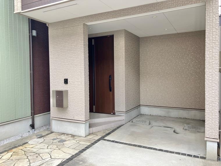 エントランス　落ち着いたエントランスです