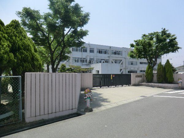 小学校　春日井市立神領小学校（小学校）まで670m