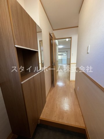 玄関　別部屋写真です。