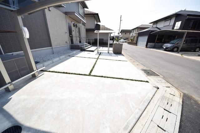 その他共有部分　物件前の様子（広くて閑静な住宅街）