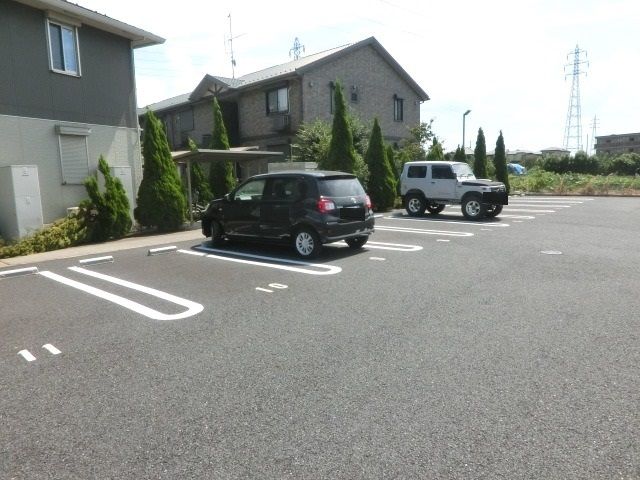 駐車場　敷地内に駐車場ございます