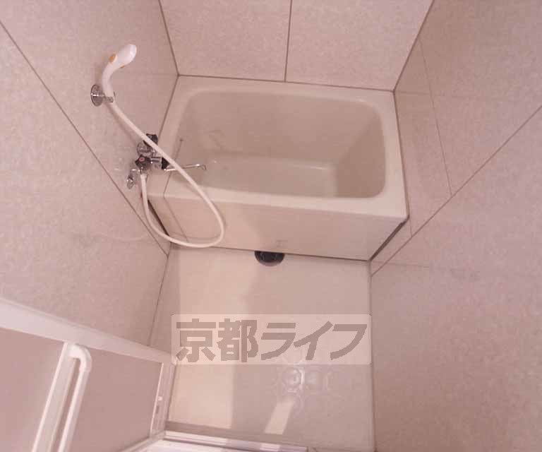 バス・シャワールーム　清潔感のあるお風呂です。