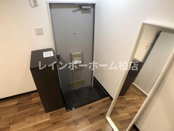 玄関　※別部屋参考写真。