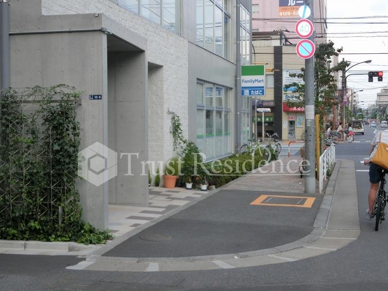 コンビニ　ファミリーマート江東森下四丁目店（コンビニ）まで302m