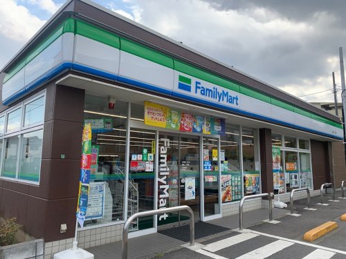 コンビニ　ファミリーマート 田柄二丁目店（コンビニ）まで556m