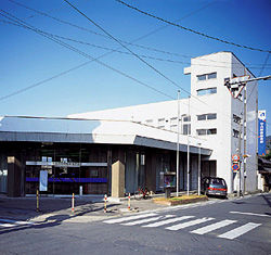 銀行　中兵庫信用金庫柏原支店（銀行）まで713m
