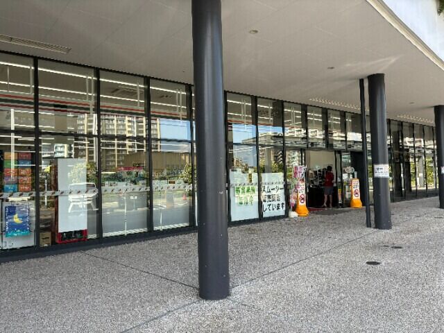 コンビニ　セブンイレブン福岡市総合体育館店（コンビニ）まで657m