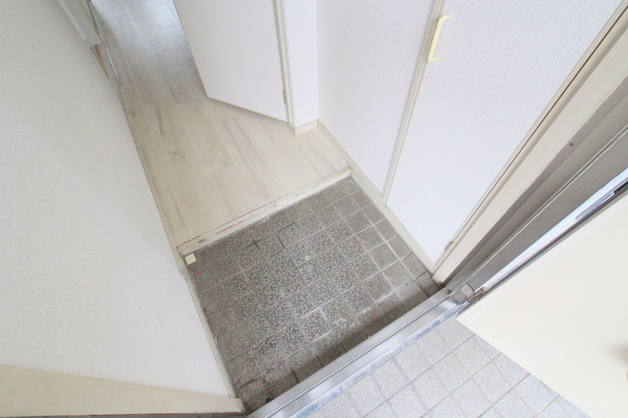 地下鉄谷町線 出戸駅 徒歩7分 4階建 築38年の玄関写真