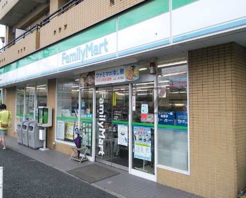 コンビニ　ファミリーマート 花月総持寺駅前店（コンビニ）まで470m