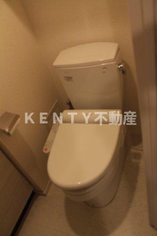 トイレ　落ち着いた色調のトイレです
