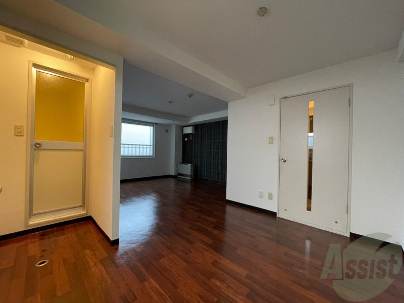 その他部屋・スペース　木目のフローリングが落ち着くお部屋ですね。