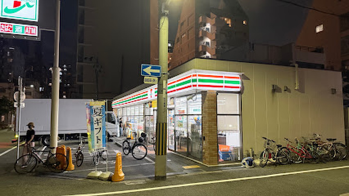 コンビニ　セブン-イレブン 大阪京町堀３丁目店（コンビニ）まで40m