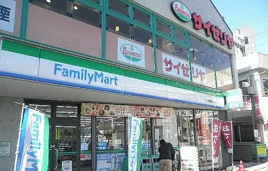 コンビニ　ファミリーマート京王稲田堤駅前店（コンビニ）まで695m