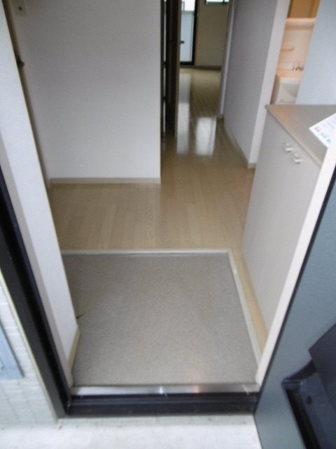 玄関　※写真は別号室です(参考）