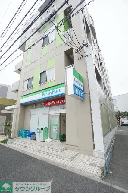 コンビニ　ファミリーマート都筑ふれあいの丘駅前店（コンビニ）まで821m