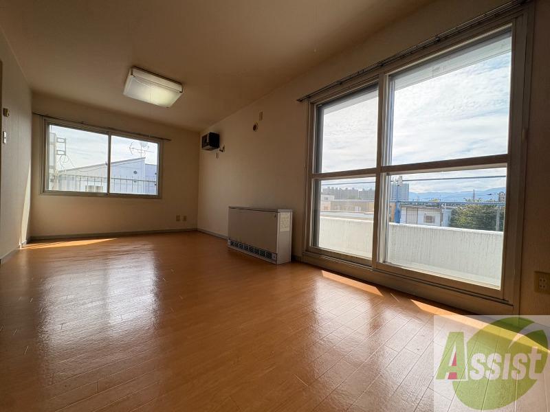 居室・リビング　日当たりが良くて心地よく過ごせそうなお部屋です。