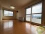 居室・リビング　日当たりが良くて心地よく過ごせそうなお部屋です。
