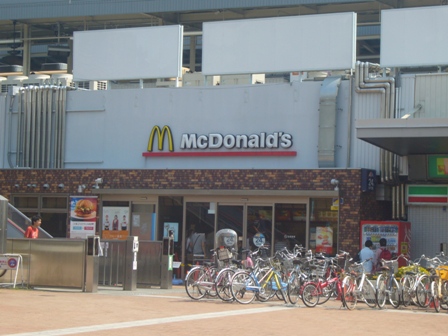飲食店　マクドナルド阪神尼崎駅店（飲食店）まで190m