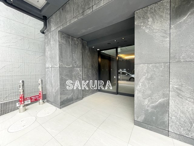エントランス　重厚感のある建物デザイン♪