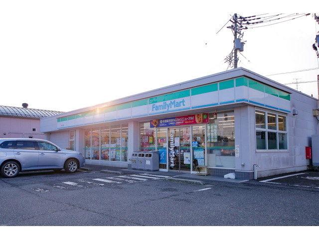 コンビニ　ファミリーマート 福井江端店（コンビニ）まで537m