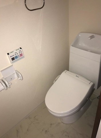 小田急線 狛江駅 徒歩8分 2階建 築8年のトイレ写真