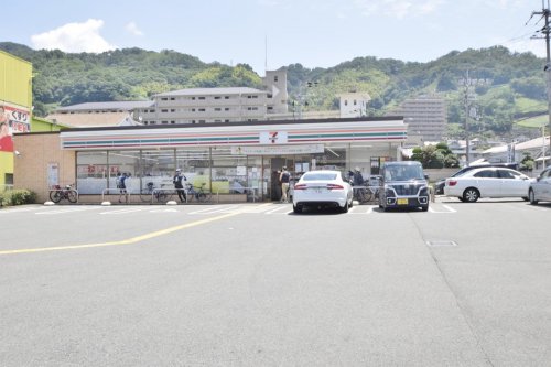 コンビニ　セブン-イレブン 柏原大県４丁目店（コンビニ）まで374m