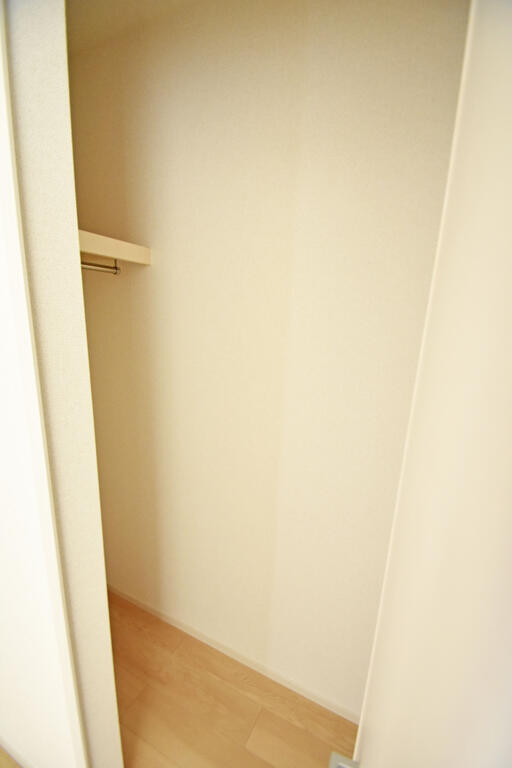 その他設備　キッチン横にも収納付いています。