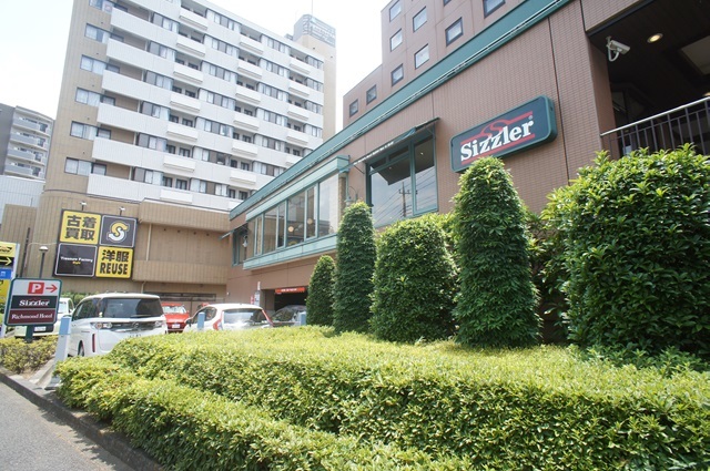 飲食店　シズラー三鷹店（飲食店）まで983m