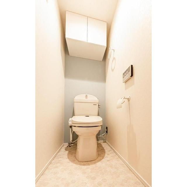 トイレ　落ち着いた色調のトイレです