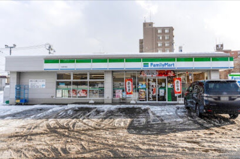 コンビニ　ファミリーマート札幌栄通店（コンビニ）まで163m