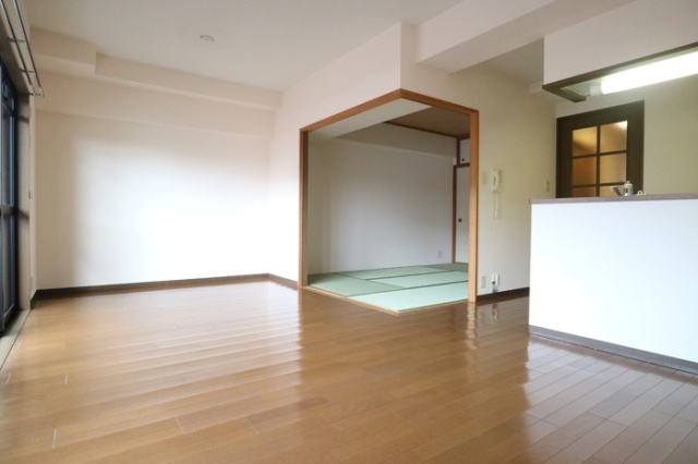 プラザハイツ二ツ屋A棟の居間写真