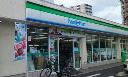 コンビニ　ファミリーマート戸田本町店（コンビニ）まで375m
