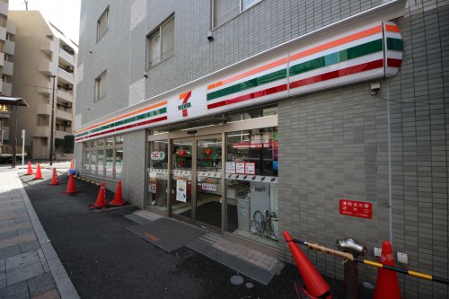 コンビニ　セブンイレブン横須賀本町2丁目店（コンビニ）まで434m