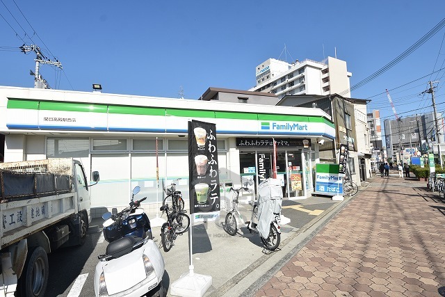 コンビニ　ファミリーマート　中本三丁目（コンビニ）まで369m