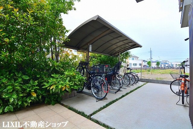 その他共有部分　敷地内に屋根付きの駐輪場があります。