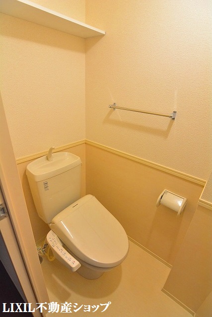 トイレ　上部に収納棚のある温水洗浄便座付のトイレです。