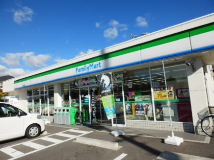 コンビニ　ファミリーマート緑太鼓田店（コンビニ）まで300m