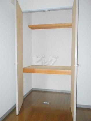 収納　衣類や布団の収納に便利な押入れが付いています！