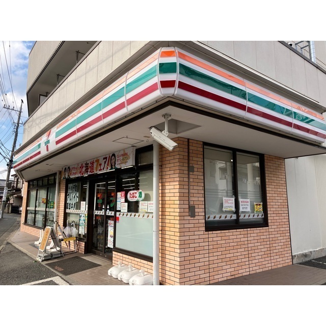 コンビニ　セブンイレブン（コンビニ）まで320m