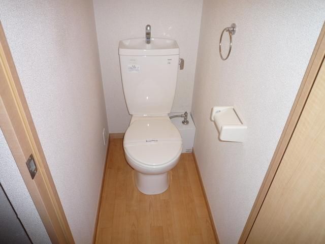 西武新宿線 新狭山駅 徒歩4分 3階建 築20年のトイレ写真