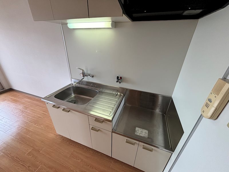 キッチン　同物件同号室のお写真でございます。