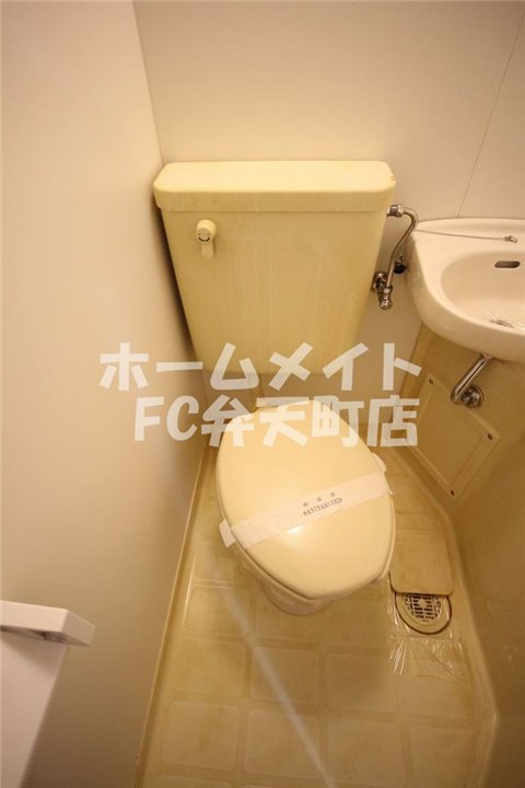 トイレ　落ち着いた色調のトイレです
