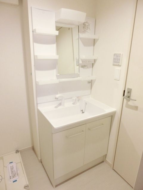 洗面設備　照明付きシャンプードレッサー