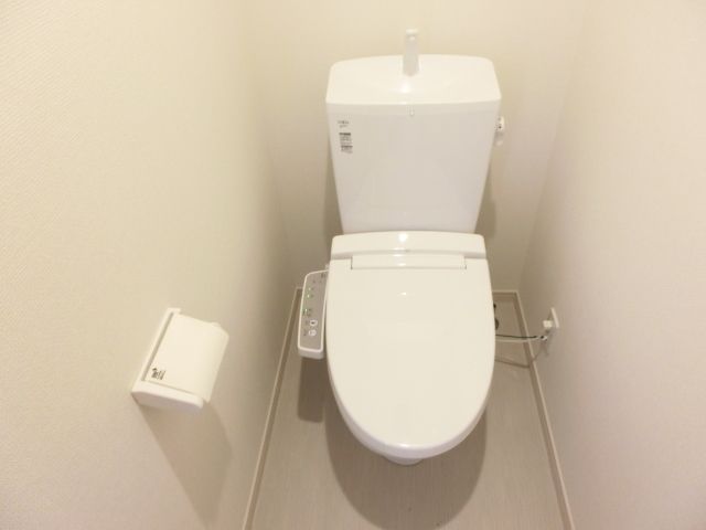 トイレ　温水洗浄便座付きのトイレです