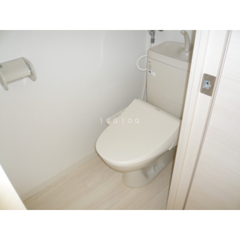 トイレ　嬉しい温水洗浄便座付きのトイレです。