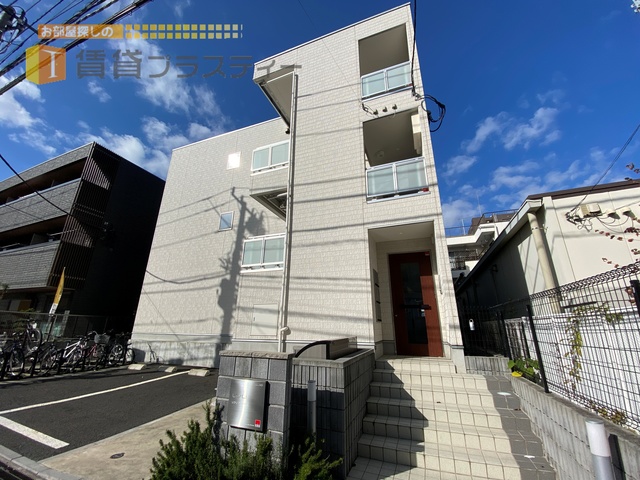 建物外観　この外観と言えばあの業者さんですよね。。