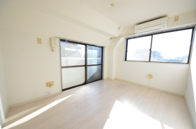 居室・リビング　～明るいお部屋ですね～別号室参考写真