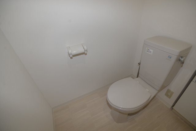 トイレ　落ち着いた色調のトイレです