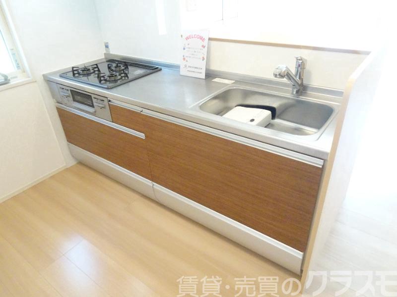 キッチン　効率よくお料理できる３口コンロ付き♪