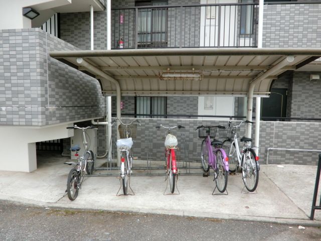 その他　屋根付の駐輪場です！